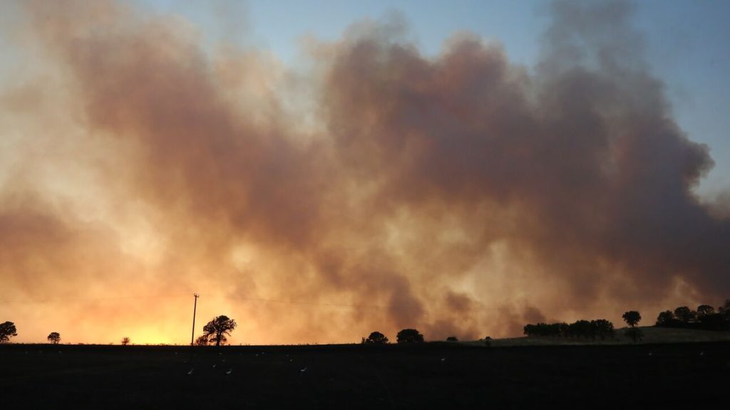 Μαίνεται η φωτιά στην Αλεξανδρούπολη: Πλησιάζει το δάσος της Δαδιάς – «Σκληρή η μάχη των πυροσβεστών»