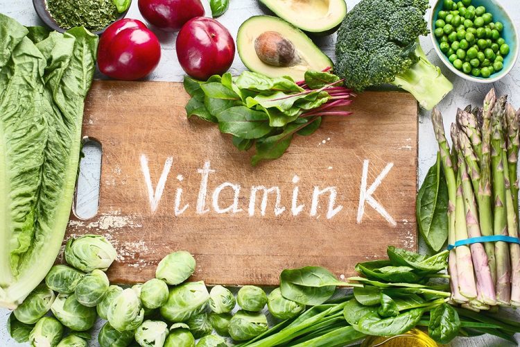 Βιταμίνη Κ2: Τα οφέλη της για την υγεία μας και σε ποιες τροφές μπορούμε να τη βρούμε