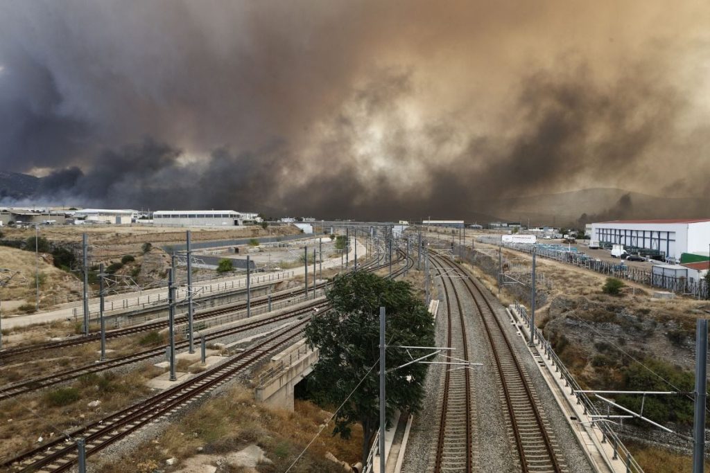 Ασπρόπυργος: Εκκενώθηκαν οικισμοί, κάηκαν εργοστάσια και αποθήκες – Τοξικοί καπνοί από τις φωτιές