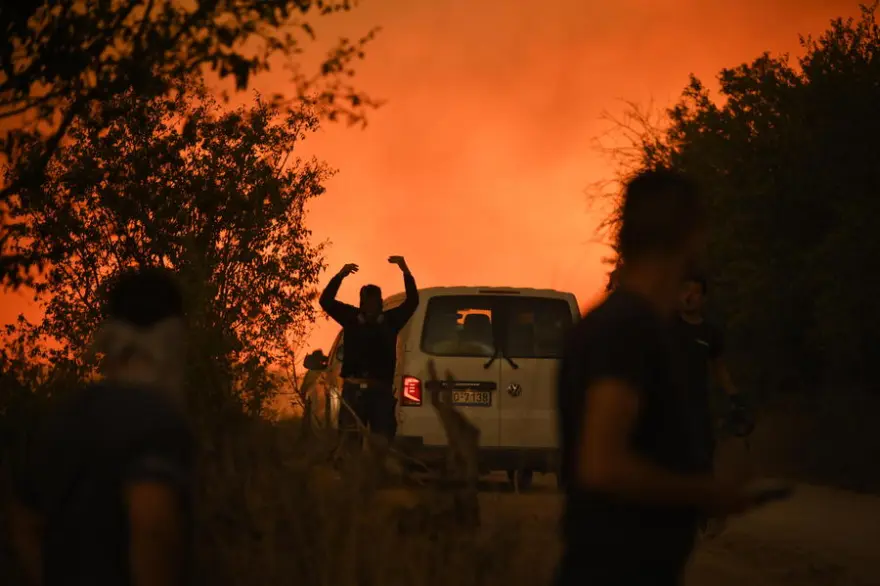 Πυρκαγιά στην Αλεξανδρούπολη: Σκηνές «Αποκάλυψης» με μαζικές εκκενώσεις οικισμών, νοσοκομείων και γηροκομείων