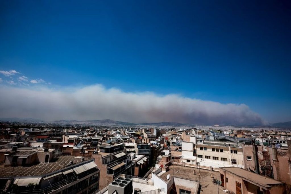 Καπνός από τις φωτιές έχει «πνίξει» την Αθήνα – Κίνδυνος για τις ευπαθείς ομάδες (φωτό)