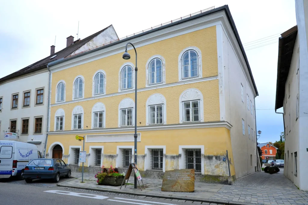 Σε αστυνομικό τμήμα μετατρέπεται το σπίτι που γεννήθηκε ο Χίτλερ στο Μπράουναου της Αυστρίας