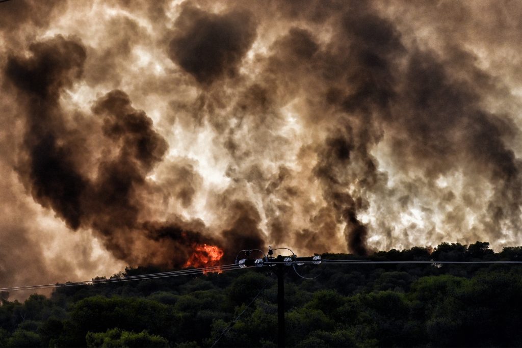 Φωτιά στην Πάρνηθα: Μάχη με τις αναζωπυρώσεις