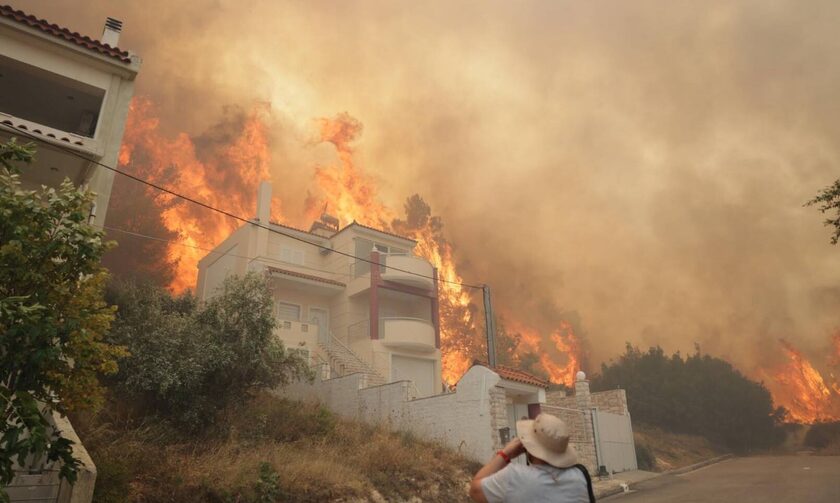 «Κόλαση επί Γης» στη Φυλή: Ηλικιωμένοι εγκλωβισμένοι στα σπίτια τους! – Αποκαρδιωτικές εικόνες από τη φωτιά
