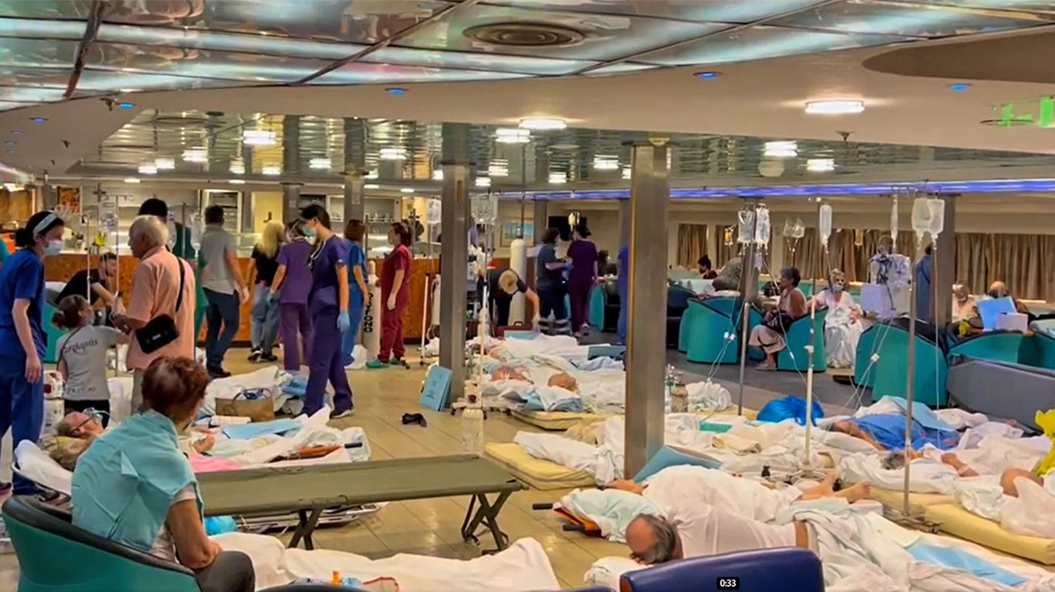 Αλεξανδρούπολη: Σε ferry boat στο λιμάνι μεταφέρονται οι ασθενείς του νοσοκομείου που εκκενώνεται λόγω της φωτιάς (βίντεο)