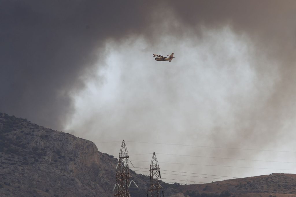 Φωτιά στον Ασπρόπυργο: Ακούγονται εκρήξεις – Έκλεισε η Αττική Οδός