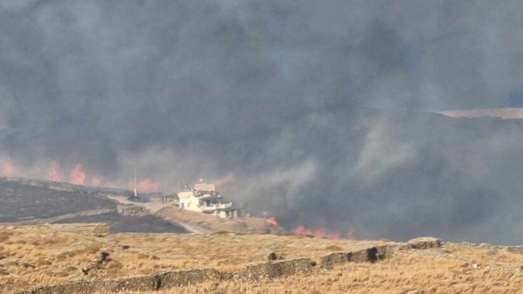Φωτιά στην Κύθνο: Εκκενώθηκαν τέσσερις περιοχές – Εγκαταλείπουν με πλωτά μέσα οι κάτοικοι