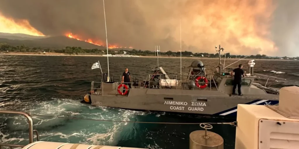 Δραματικές στιγμές στην Αλεξανδρούπολη: Με σκάφη του Λιμενικού απεγκλωβίστηκαν 43 πολίτες (βίντεο)