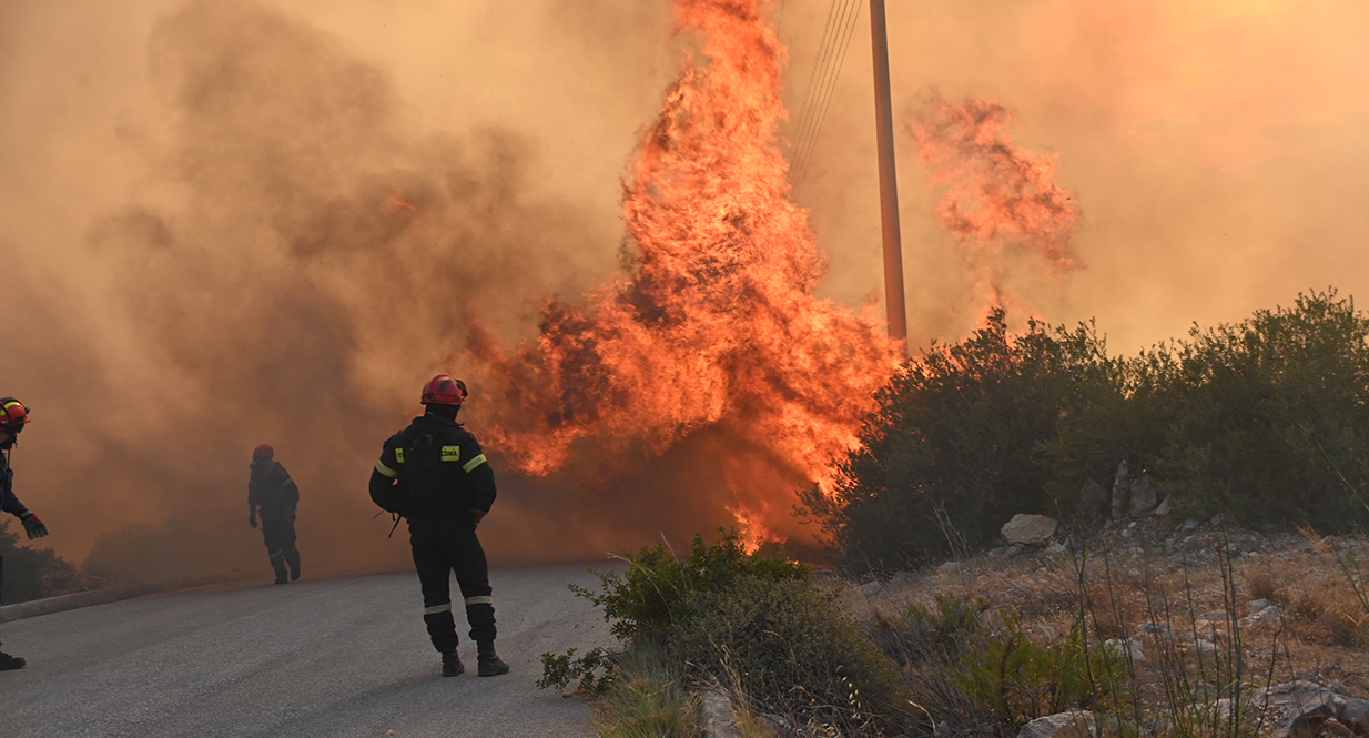 110.000 τ.χλμ. της Ελλάδας έχουν σκεπαστεί από τον καπνό της πυρκαγιάς στην Αλεξανδρούπολη
