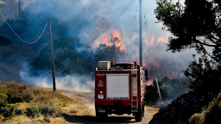 Χαλκιδική: Ενισχύθηκαν οι δυνάμεις πυρόσβεσης στην φωτιά στον Πολύγυρο (upd)