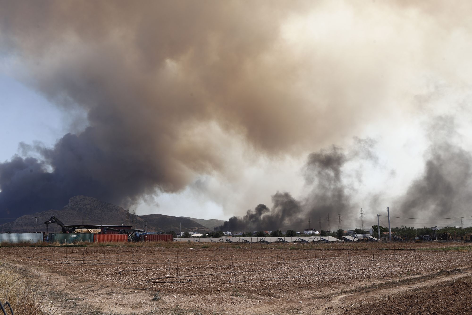 Φωτιά στη Φυλή: Απομακρύνονται 161 φορτηγά με υγραέριο από τα Άνω Λιόσια