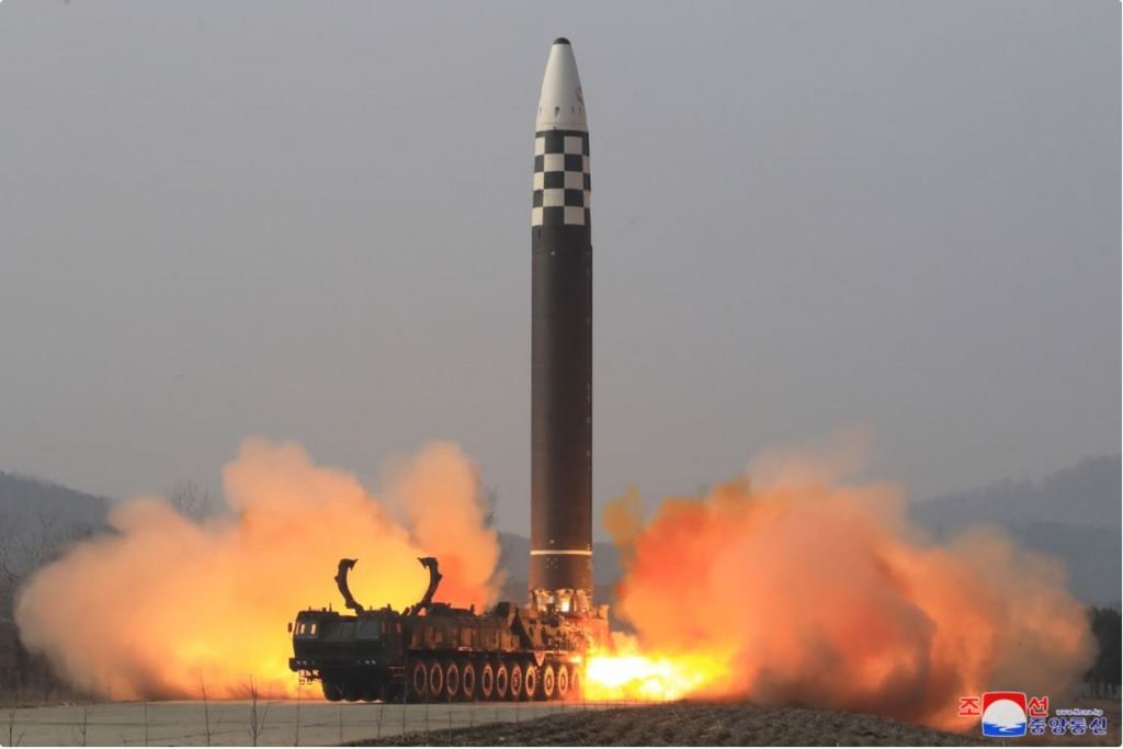 Ιαπωνική προειδοποίηση: H Βόρεια Κορέα φαίνεται να έχει εκτοξεύσει πύραυλο
