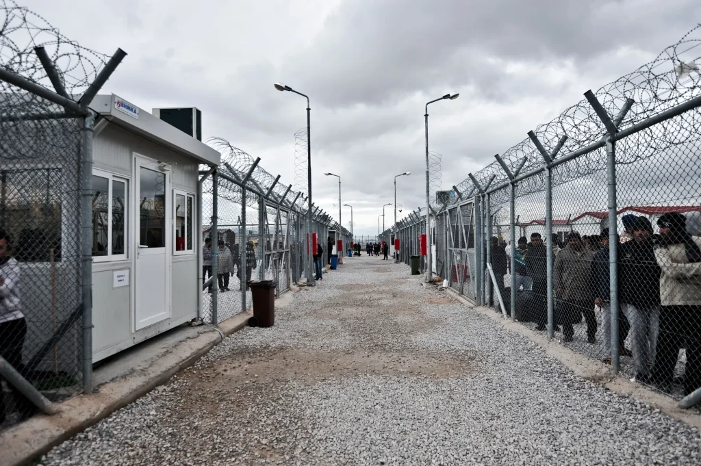 Φωτιά στην Πάρνηθα: Εκκενώνεται το κέντρο κράτησης παράνομων αλλοδαπών στην Αμυγδαλέζα