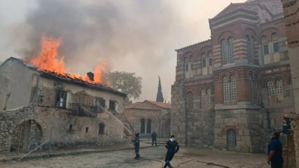 Στις φλόγες το ιστορικό μοναστήρι του Οσίου Λουκά: Κτίστηκε πριν 1000 χρόνια! – Ήταν μνημείο της UNESCO
