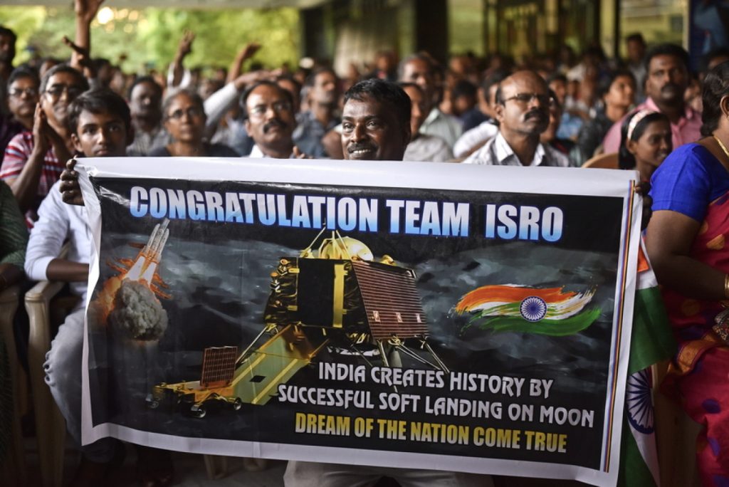 «Η Ινδία βρίσκεται στο φεγγάρι»: Ξέφρενοι πανηγυρισμοί για την προσελήνωση – Συγχαρητήρια από τους BRICS