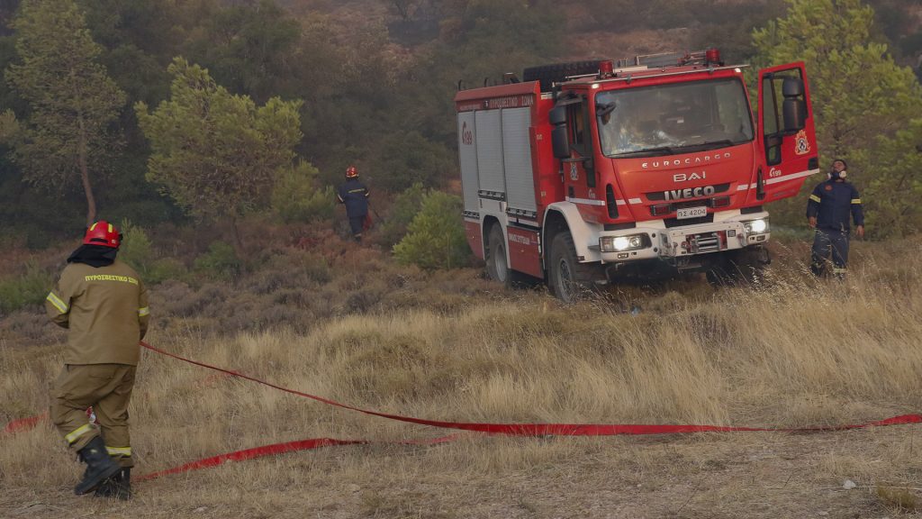 Φωτιά στην Πάρνηθα: Απειλείται το στρατόπεδο «Καποτά»