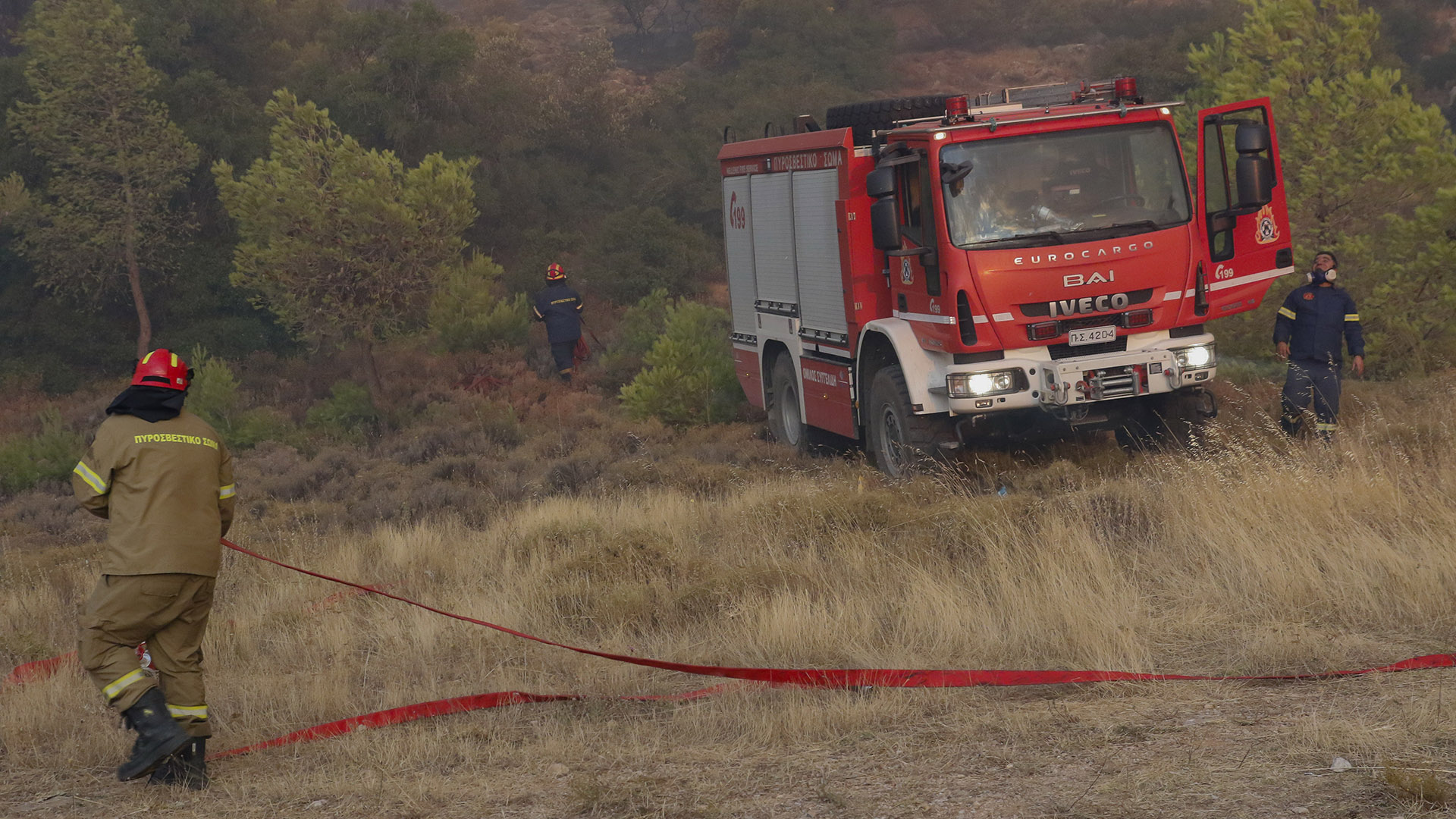 Φωτιά στην Πάρνηθα: Απειλείται το στρατόπεδο «Καποτά»