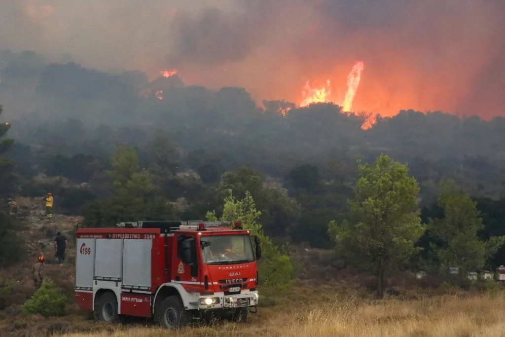 Φωτιά στην Πάρνηθα: Οι φλόγες απειλούν το μοναστήρι της Αγίας Παρασκευής