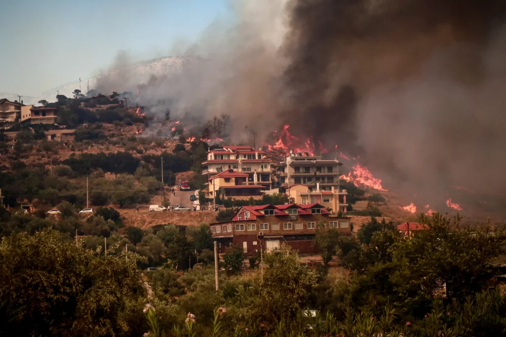 Φωτιές: Απελπισμένοι οι κάτοικοι στο Μενίδι – «Ποιος θα γλιτώσει το σπίτι του κόσμου εάν φύγει;»