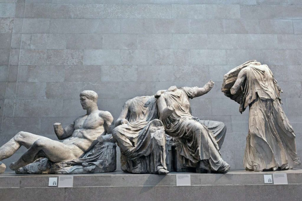 Ζητάνε και «τα ρέστα» Βρετανοί παρά το ότι υπάλληλος του μουσείου πιάστηκε να πουλάει ελληνικές αρχαιότητες: «Είστε οπορτουνιστές»