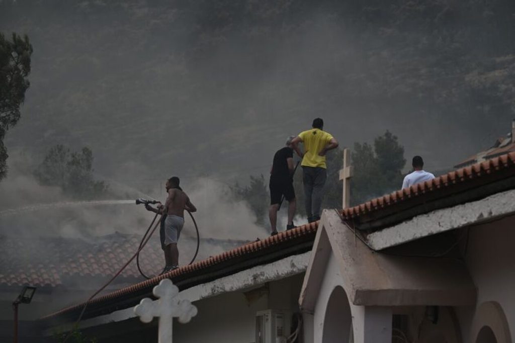 Φωτιά στην Πάρνηθα: Εθελοντές ανέβηκαν στην σκεπή του μοναστηρίου της Αγίας Παρασκευής για να το σώσουν από τις φλόγες