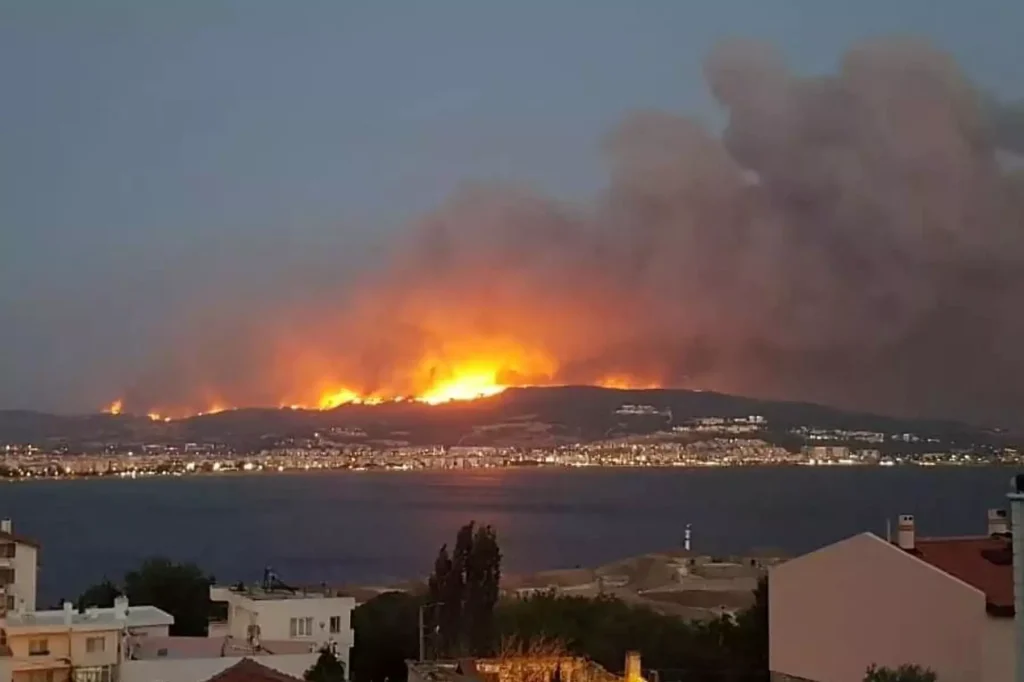 Η Τουρκία έκλεισε τα Στενά των Δαρδανελίων εξαιτίας της μεγάλης δασικής πυρκαγιάς στην περιοχή