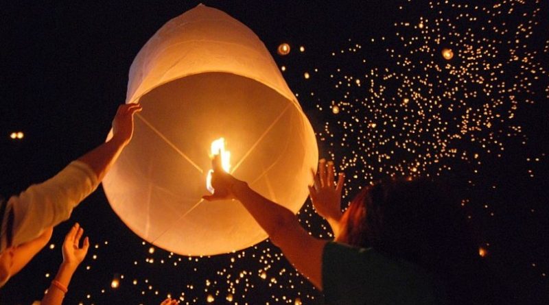 Εκτός τόπου και χρόνου στη Χίο: Χρησιμοποίησαν ιπτάμενα φαναράκια – αερόστατα ενώ καίγεται η Ελλάδα