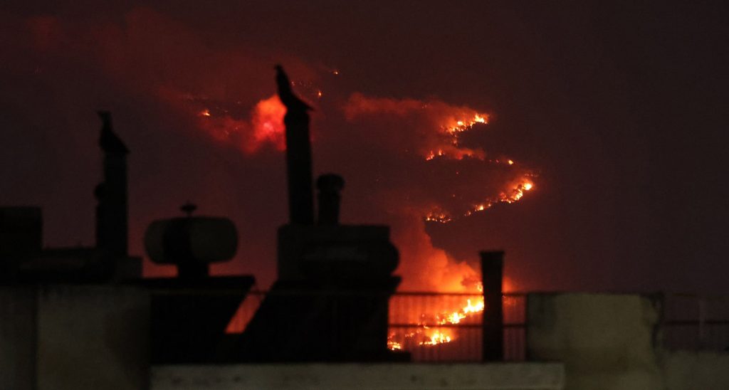 Μπήκε στον Εθνικό Δρυμό η φωτιά – Συγκλονιστικό βίντεο με κάτοικο να φωνάζει «βοήθεια» την ώρα που καίγεται το σπίτι του
