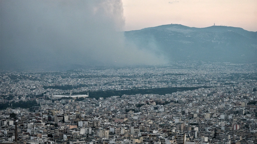 Πυκνοί καπνοί σε όλη την Αθήνα από το πύρινο μέτωπο που «σκαρφαλώνει» στην πλαγιά της Πάρνηθας (βίντεο)