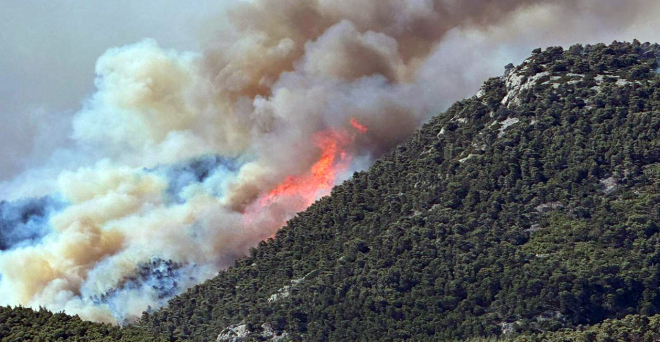 Η αστυνομία κλείνει δρόμους στη Φυλή – Οι αλλαγές στην κυκλοφορία λόγω της φωτιάς στην Πάρνηθα
