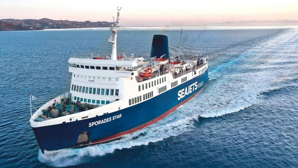 Ταλαιπωρία για 90 επιβάτες του «Sporades Star» – Επέστρεψε στη Σύρο μετά από μηχανική βλάβη