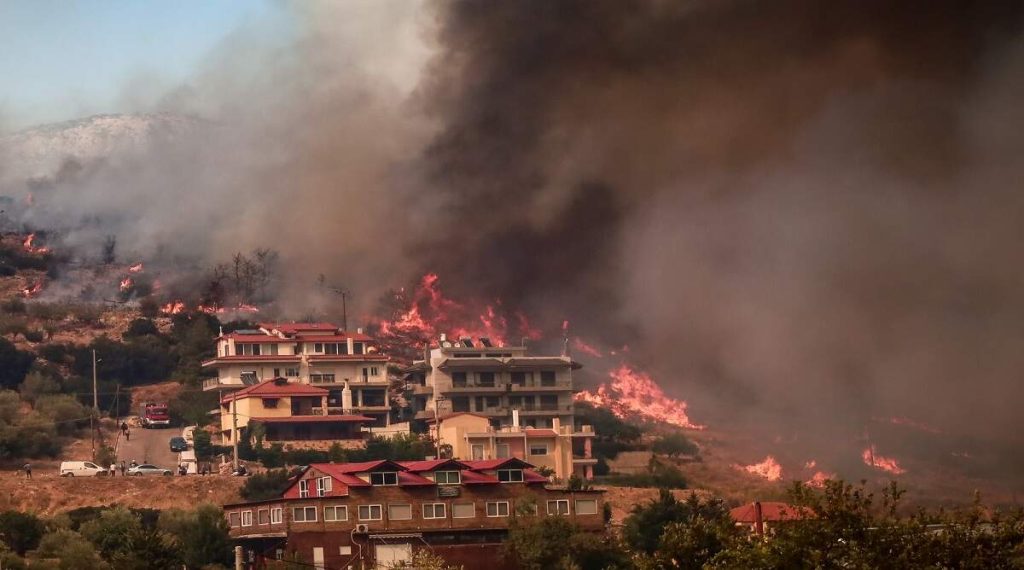 Πάρνηθα: Ξεκίνησαν οι εναέριες ρίψεις – Προσπάθειες να μην φτάσει στον Εθνικό Δρυμό