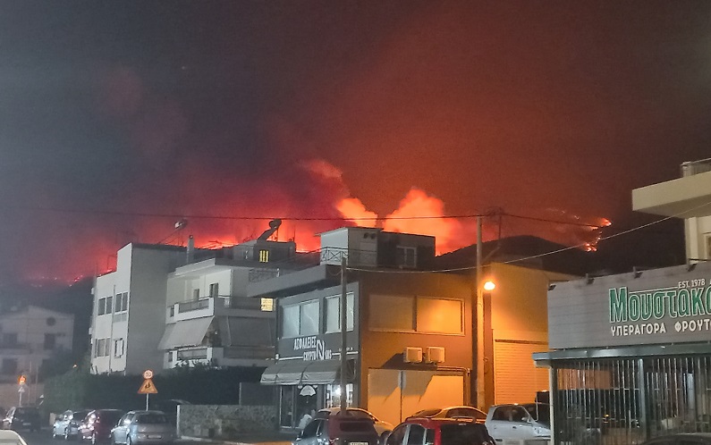 Φωτιά στην Πάρνηθα: Σε ετοιμότητα να εκκενωθεί μονάδα φροντίδας ηλικιωμένων στις Αχαρνές