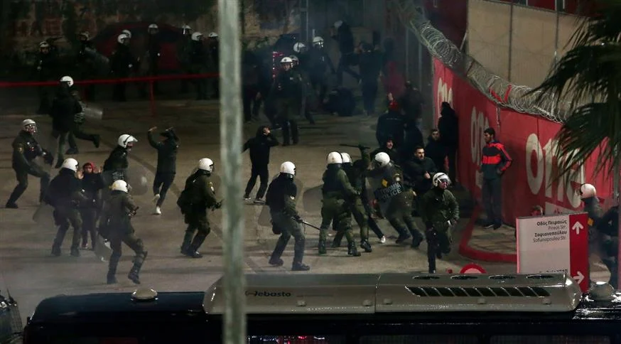 Επεισόδια ανάμεσα σε οπαδούς του Ολυμπιακού και αστυνομικές δυνάμεις έξω από το «Γ.Καραϊσκάκης»