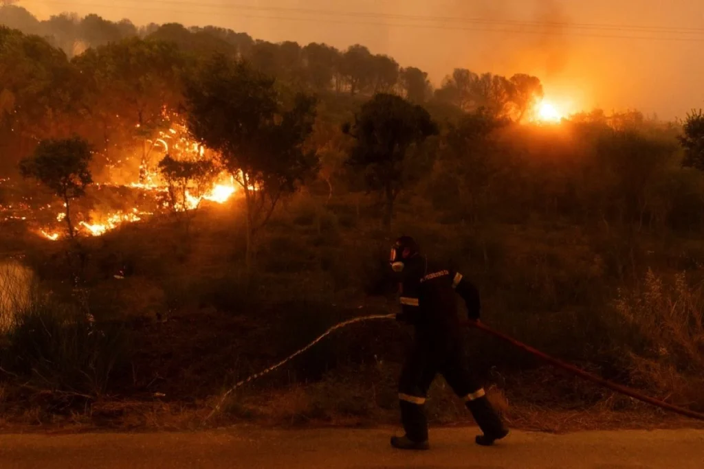 Μεγάλη αναζωπύρωση στην πυρκαγιά της Πάρνηθας – Απειλείται και πάλι ο Εθνικός Δρυμός
