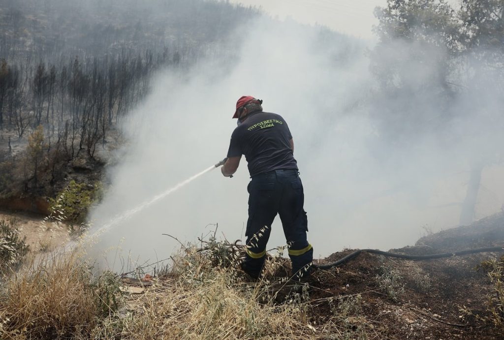 Πυρκαγιά ξέσπασε στην Ζάκυνθο – Τραυματίστηκε πυροσβέστης