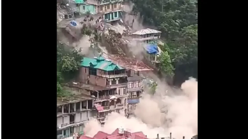 Ινδία: Η στιγμή που σπίτια σε λόφο καταρρέουν μετά από τεράστια κατολίσθηση (βίντεο)