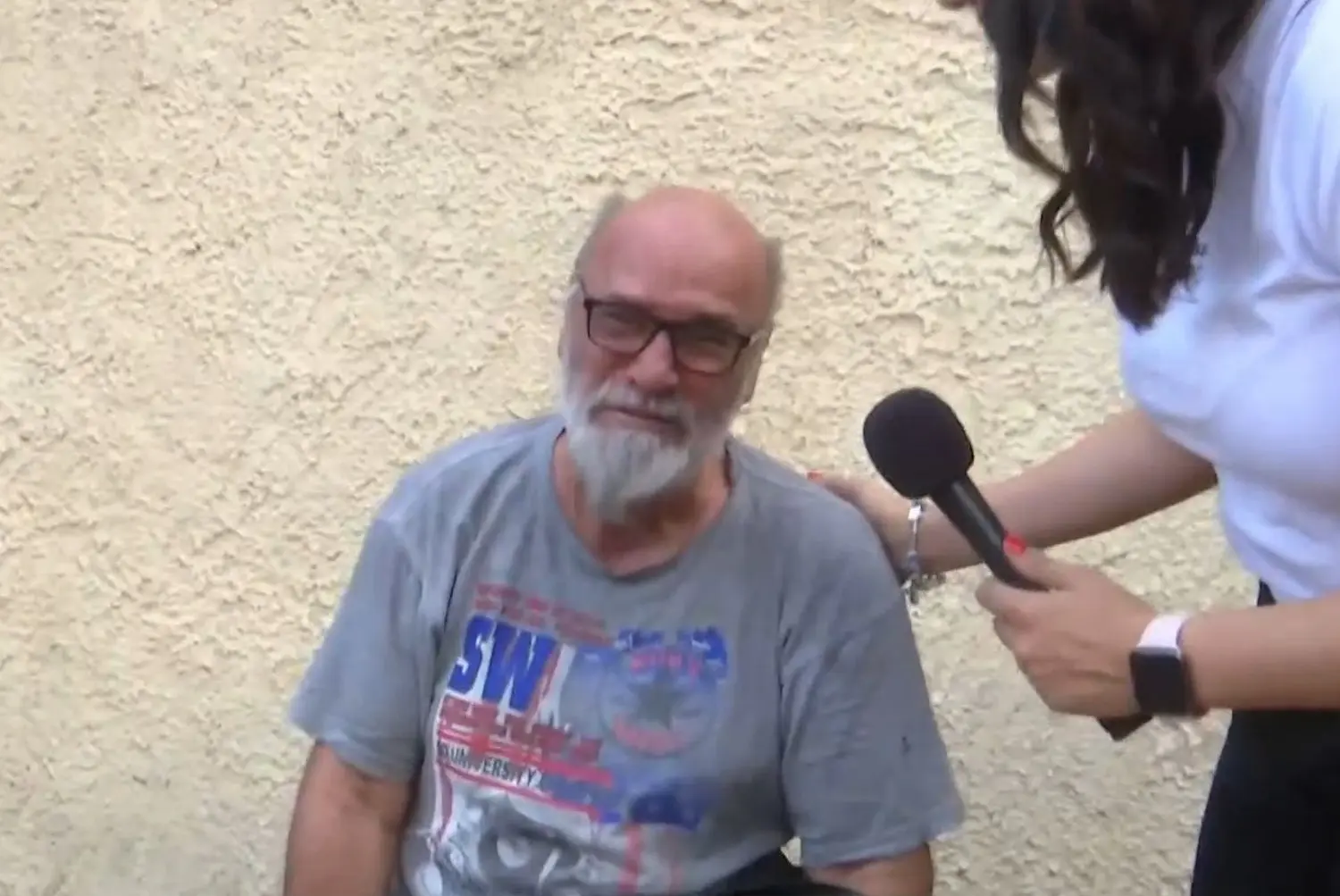 Κάτοικος ξεσπά έξω από το καμένο σπίτι του στο Μενίδι – «Είδα το σπίτι μου να καίγεται τώρα που θα πάω;»