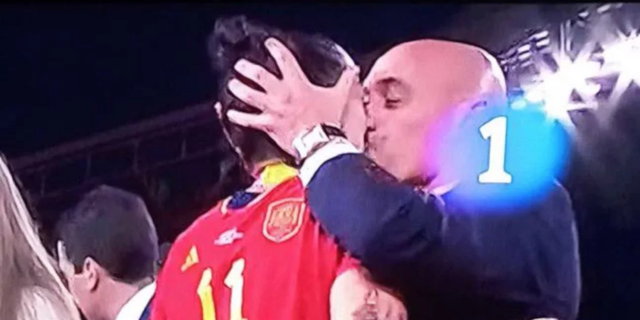 Ισπανία: H Τζένι Χερμόσο θα κινηθεί νομικά κατά του προέδρου της ομοσπονδίας ποδοσφαίρου που την φίλησε στο στόμα