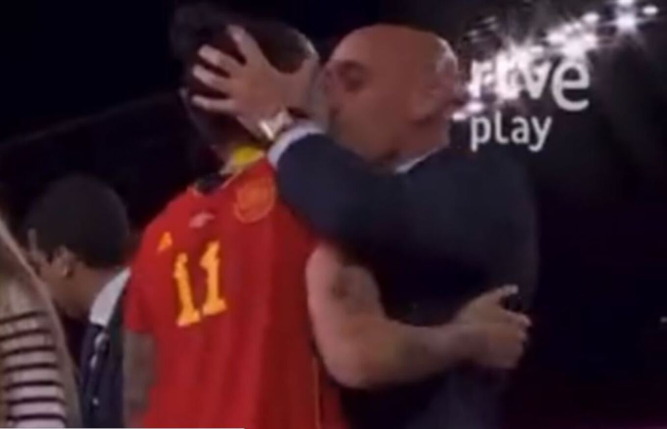 Παραιτείται ο πρόεδρος της ισπανικής ποδοσφαιρικής ομοσπονδίας μετά το φιλί στην Ερμόσο