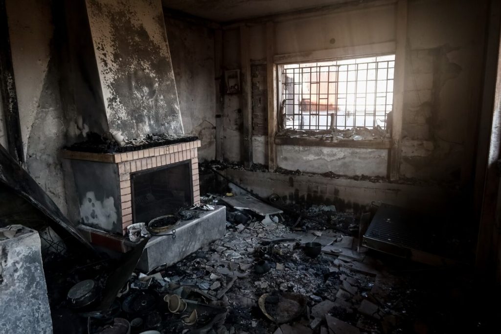Πάρνηθα: Κάτοικοι απελπισμένοι είδαν το σπίτι τους να καίγεται – «Το έφτιαξα πέτρα-πέτρα» (βίντεο)