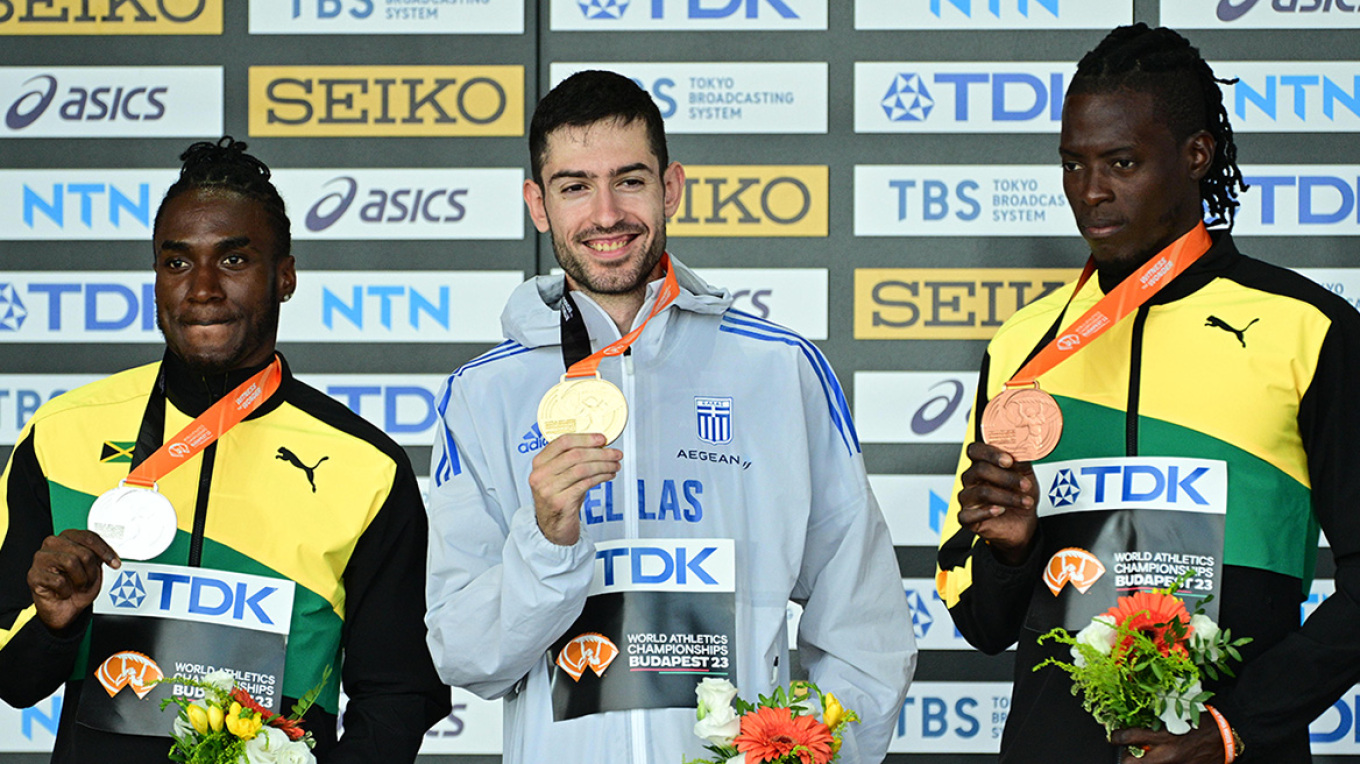 Η στιγμή της ανάκρουσης του Εθνικού Ύμνου για τον Μ.Τέντογλου – Βίντεο από την απονομή του χρυσού