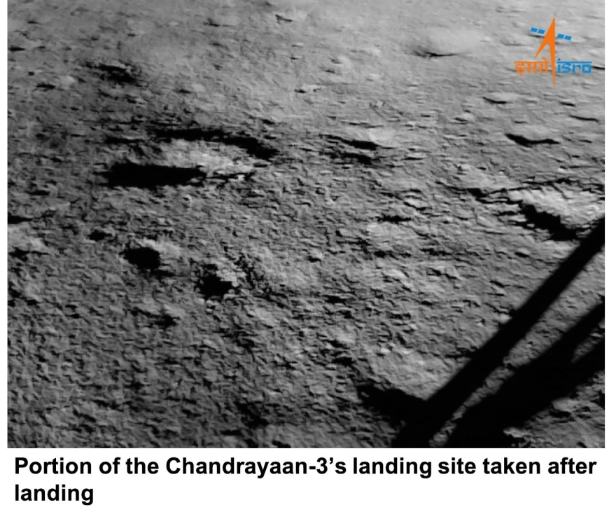 Ινδία: Οι πρώτες εικόνες από τη «βόλτα» της αποστολής στην επιφάνεια της Σελήνης