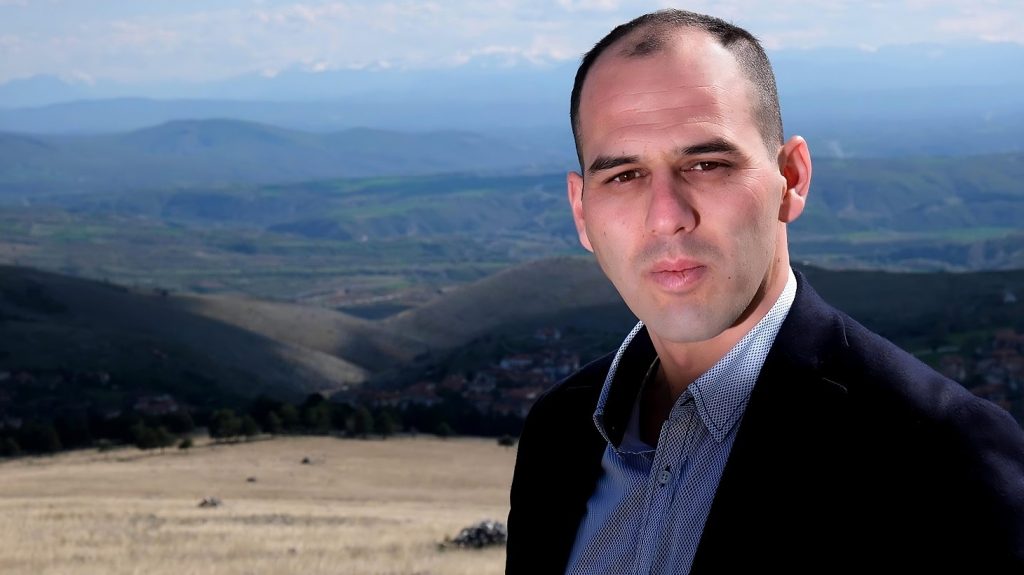 Σιάτιστα: Βίντεο με αντιδήμαρχο να γρονθοκοπεί και σέρνει στο δρόμο άνθρωπο σε κατάσταση μέθης