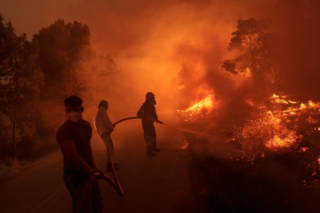 Ροδόπη: Ανεξέλεγκτη η  μεγάλη φωτιά στο δάσος της Δαδιάς – Μήνυμα απομάκρυνσης κατοίκων