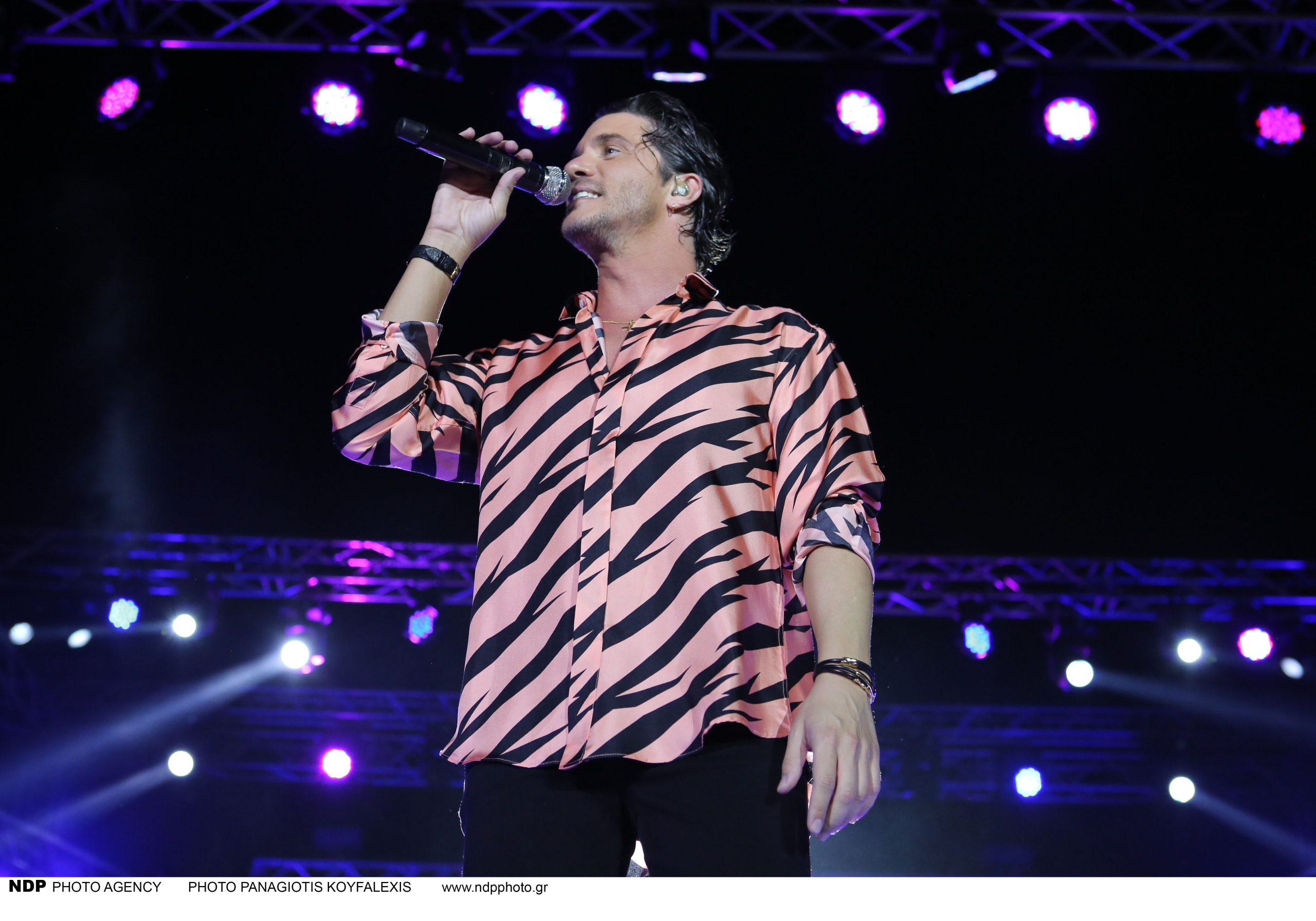 Έξαλλος ο Ν.Οικονομόπουλος με θαυμαστή του σε συναυλία: «Μην το κάνεις αυτό γιατί με νευριάζεις» (βίντεο)