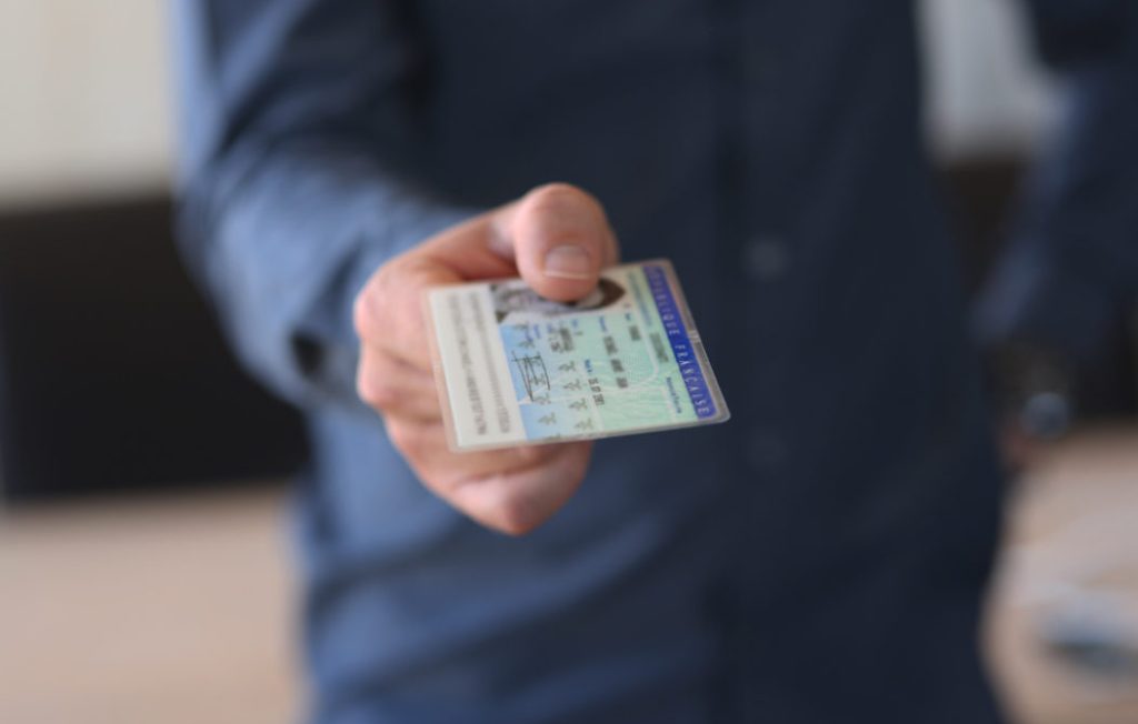Αυτή είναι «αρπαχτή»: Άνδρας ζητά «ταρίφα» 80 ευρώ για να κρατά τη σειρά σε όσους θέλουν να εκδώσουν νέα ταυτότητα