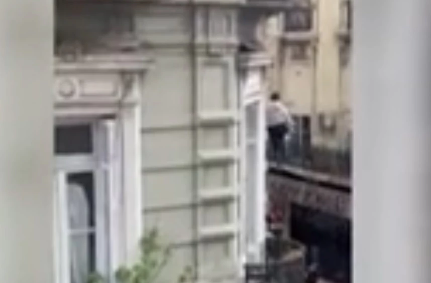 Βίντεο: Η συγκλονιστική προσπάθεια γυναίκας να αποδράσει από φλεγόμενο διαμέρισμα στην Αργεντινή