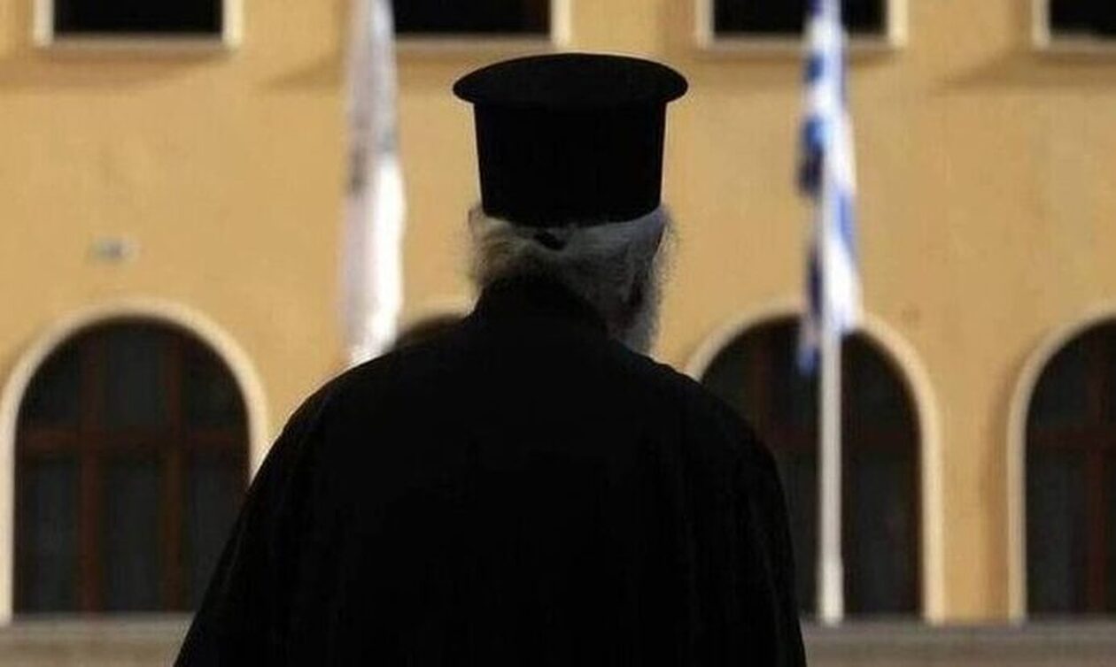 Εύβοια: Ενορίτισσα χαστούκισε ιερέα γιατί στο κήρυγμα του δεν πήρε θέση για τις νέες ταυτότητες – «Είσαι προδότης»