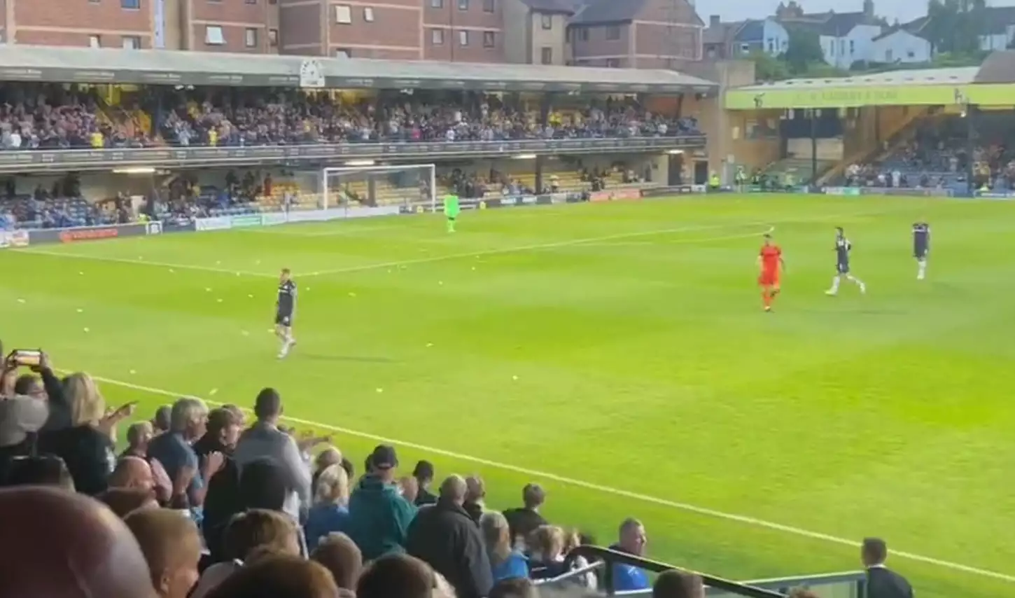 Ευτράπελο σε αγώνα ποδοσφαίρου στην Αγγλία – Οπαδοί πέταξαν μπαλάκια του τένις μέσα στο γήπεδο